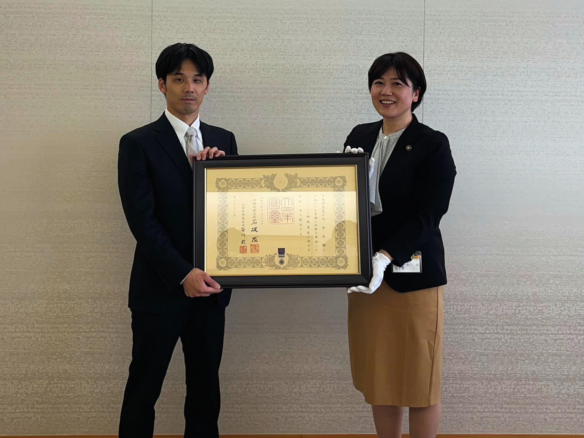 賞状を手にする大倉様と小川市長