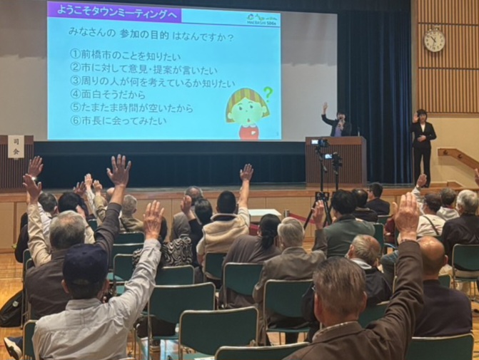 壇上で説明する市長