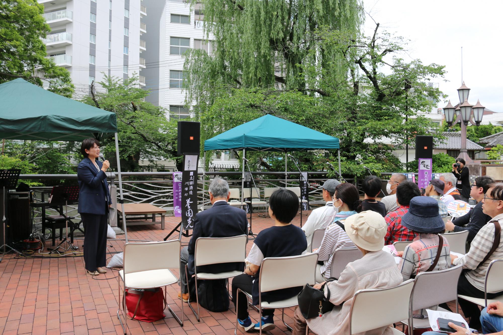 朔太郎橋の上であいさつする市長