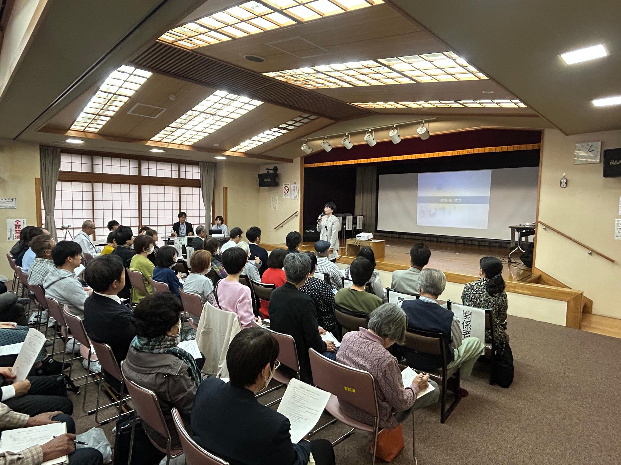 多くの出席者を前にあいさつする市長
