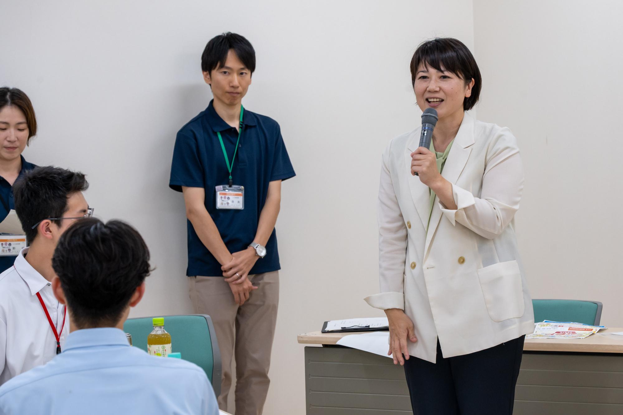 高校生の前であいさつをする市長