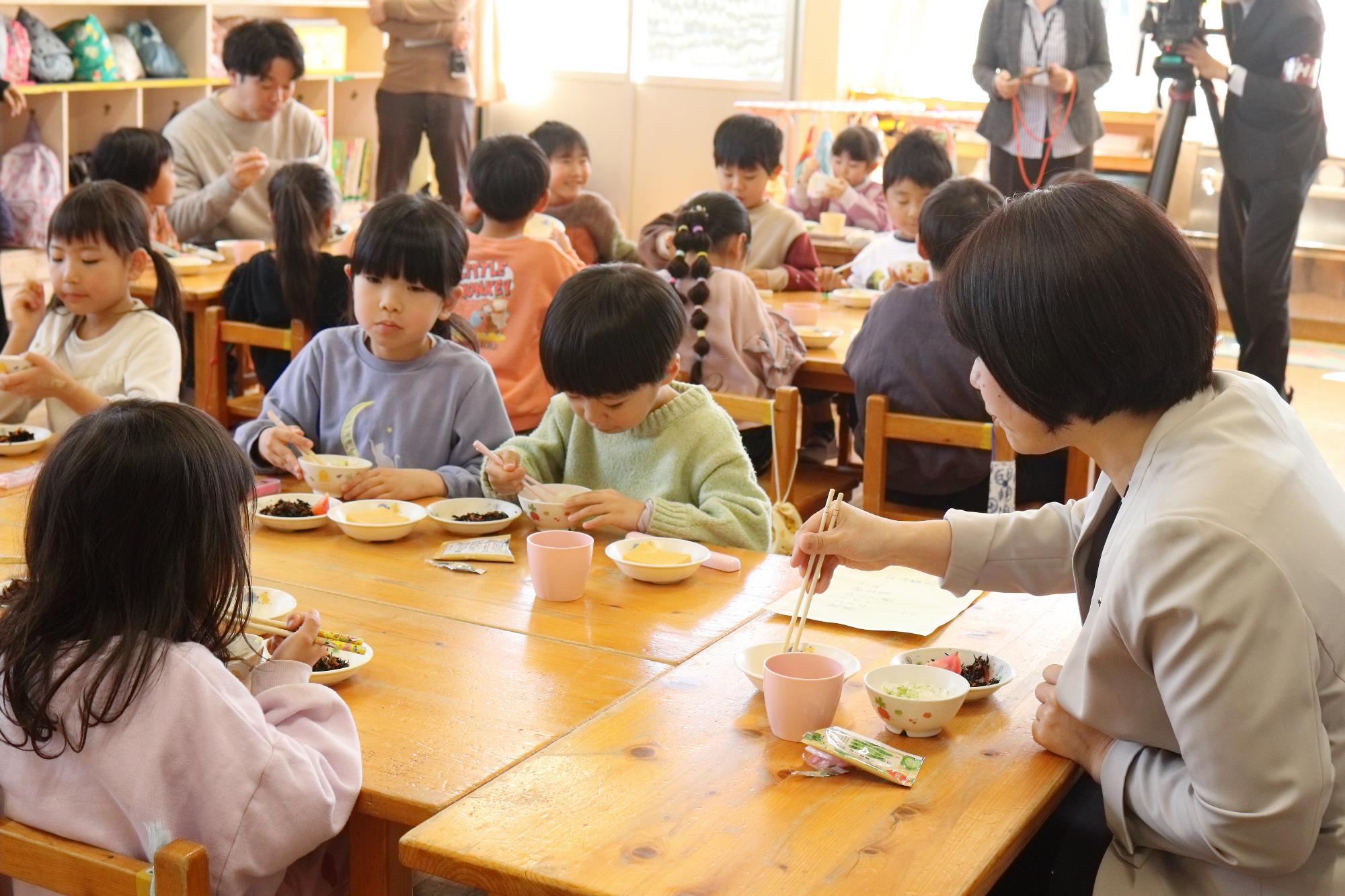 教室で給食を食べる子どもたちと小川市長