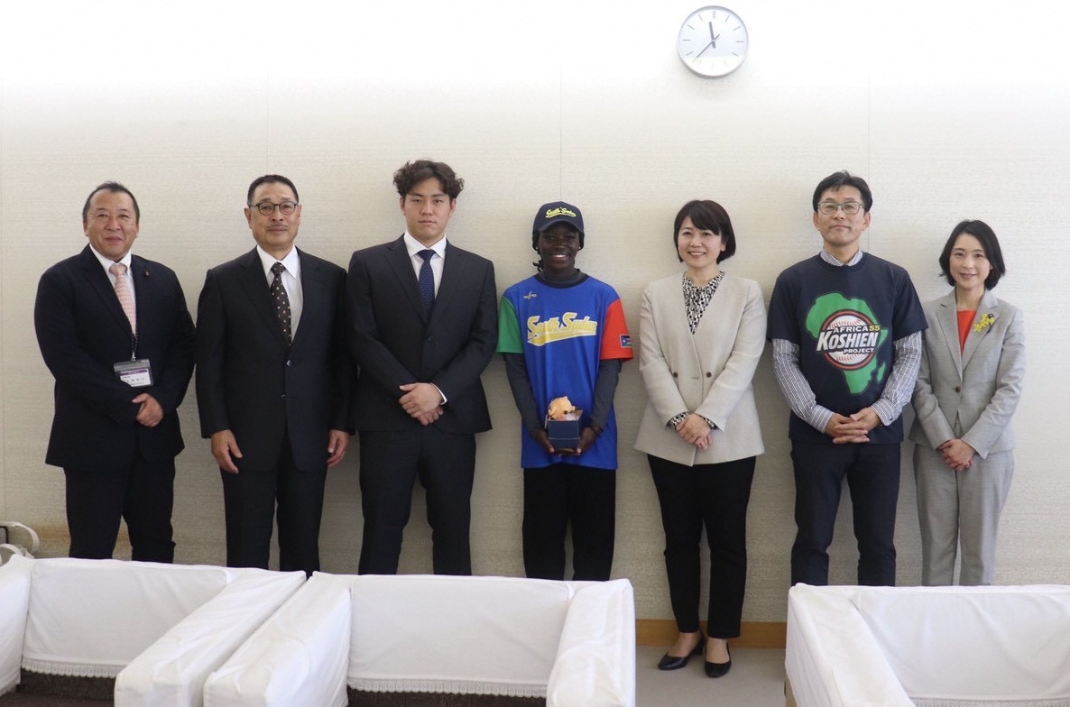 南スーダンの選手や関係者と小川市長の記念写真