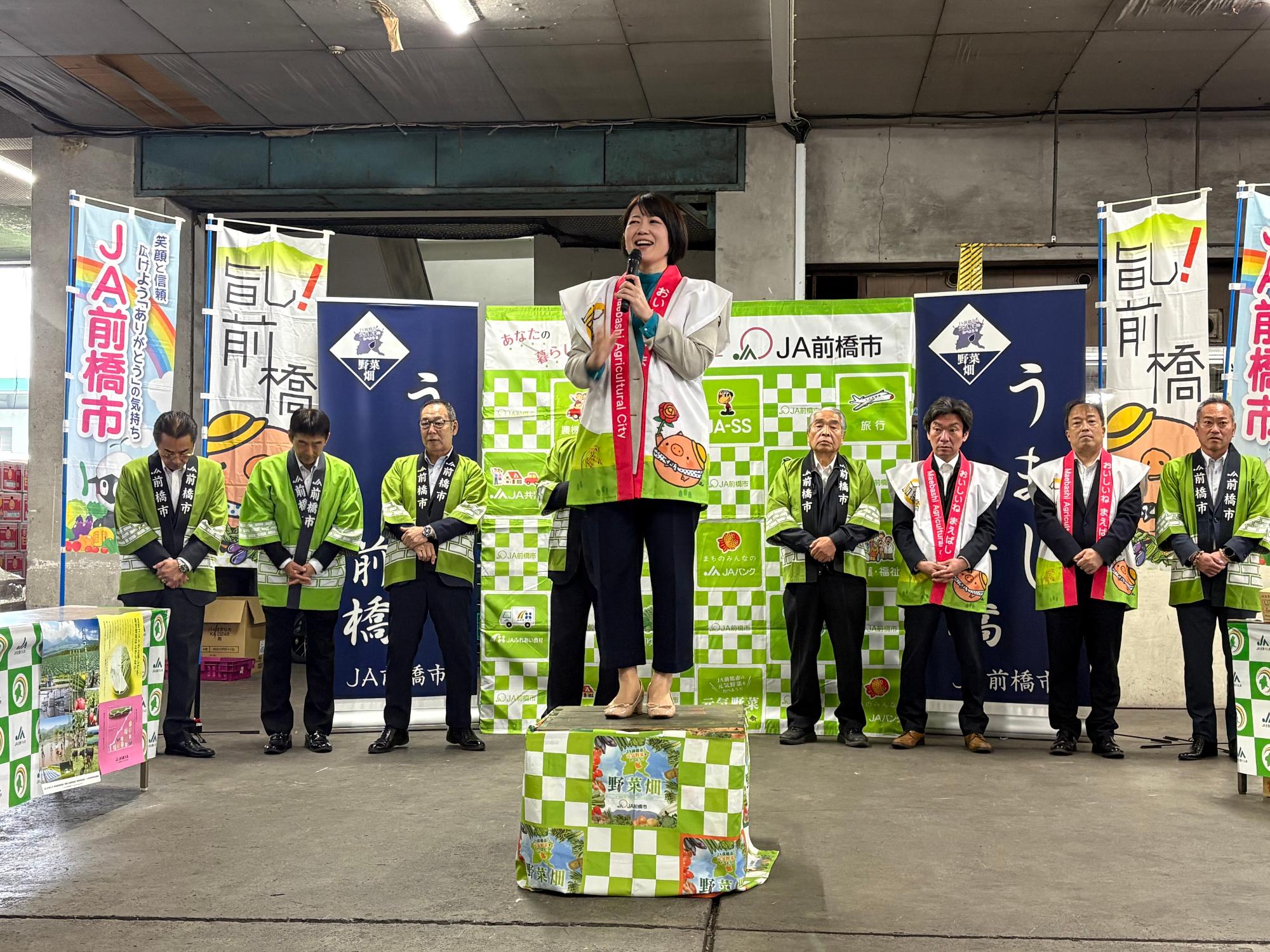 壇上でマイクを手にあいさつする小川市長