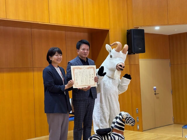 感謝状を手にする関係者と小川市長