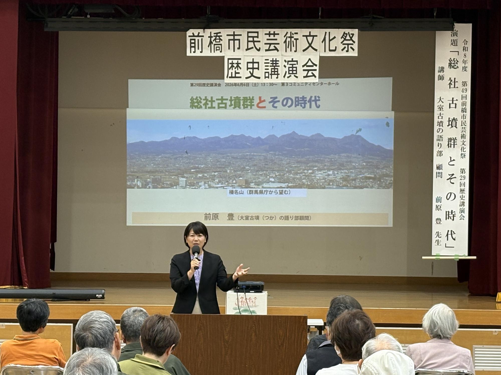 ステージの前であいさつする小川市長