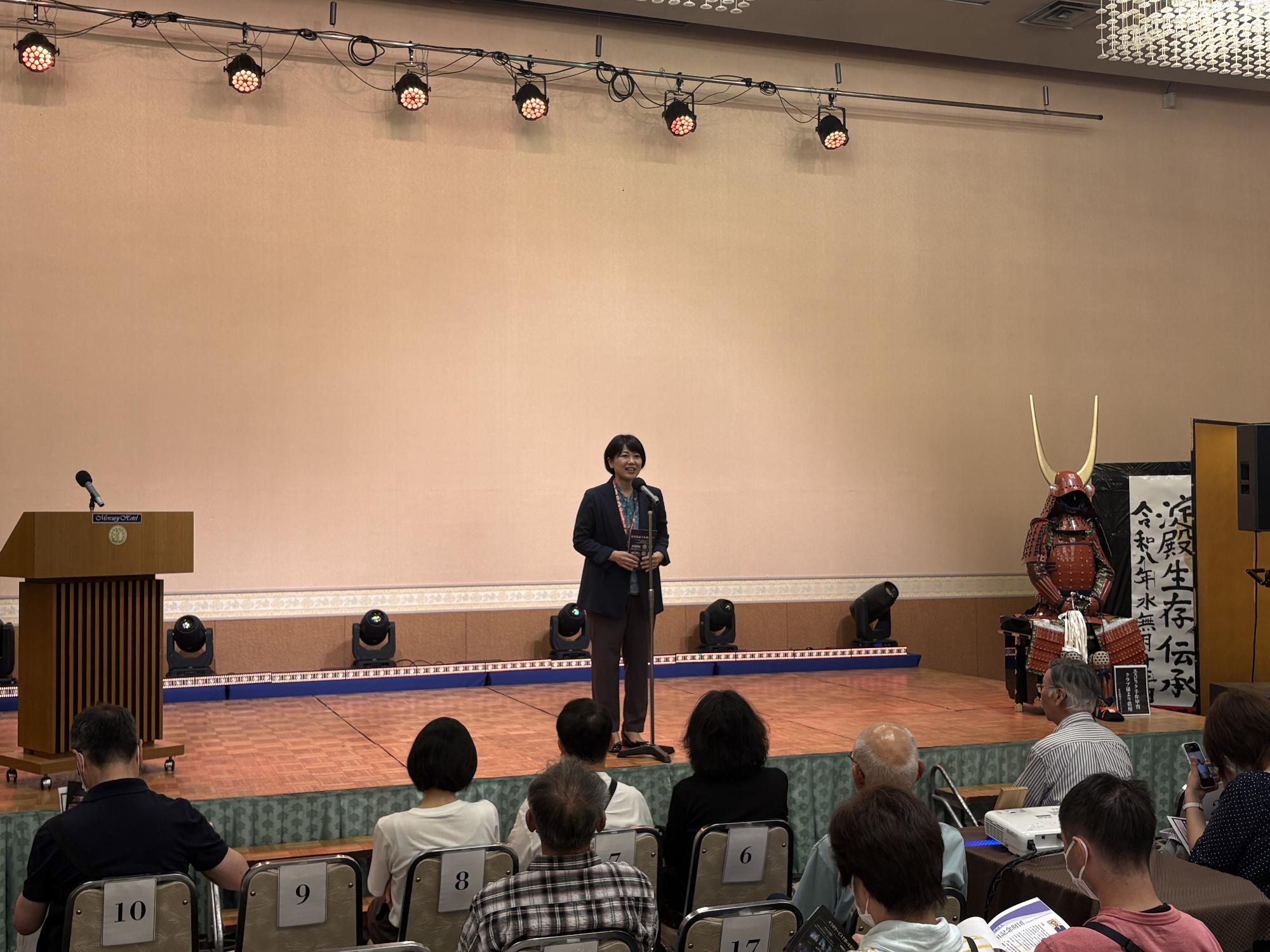 ステージであいさつする小川市長