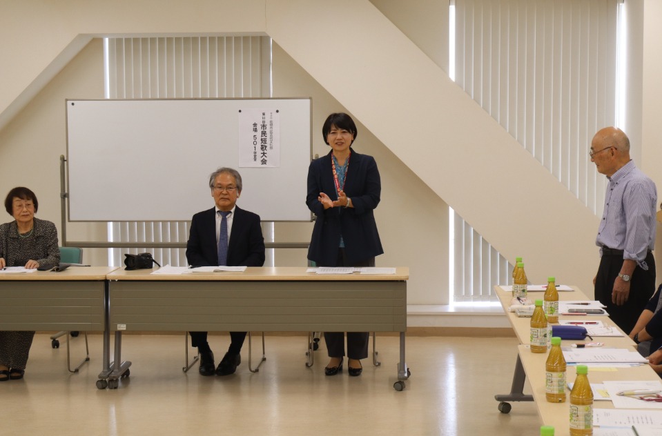 参加者を前にあいさつする小川市長