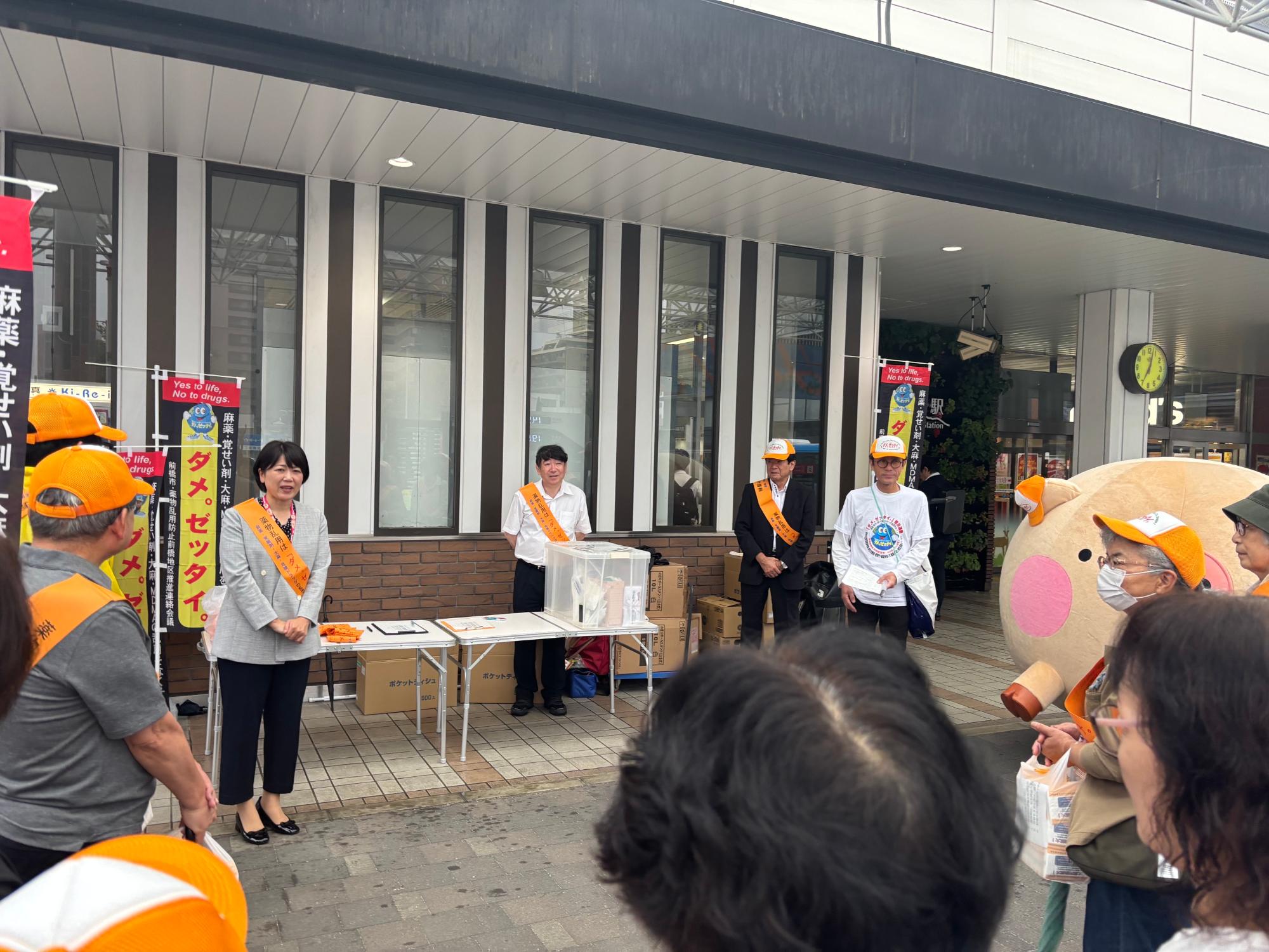 関係者の前であいさつする小川市長