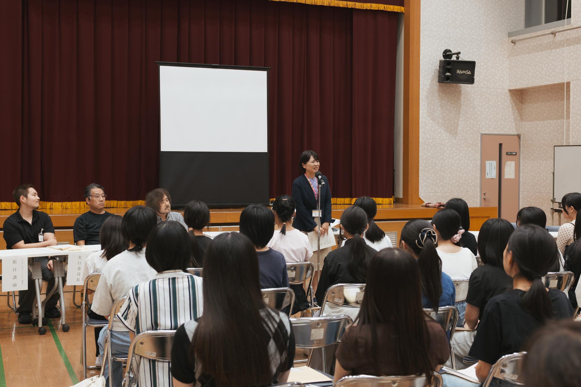 参加者の前であいさつする小川市長