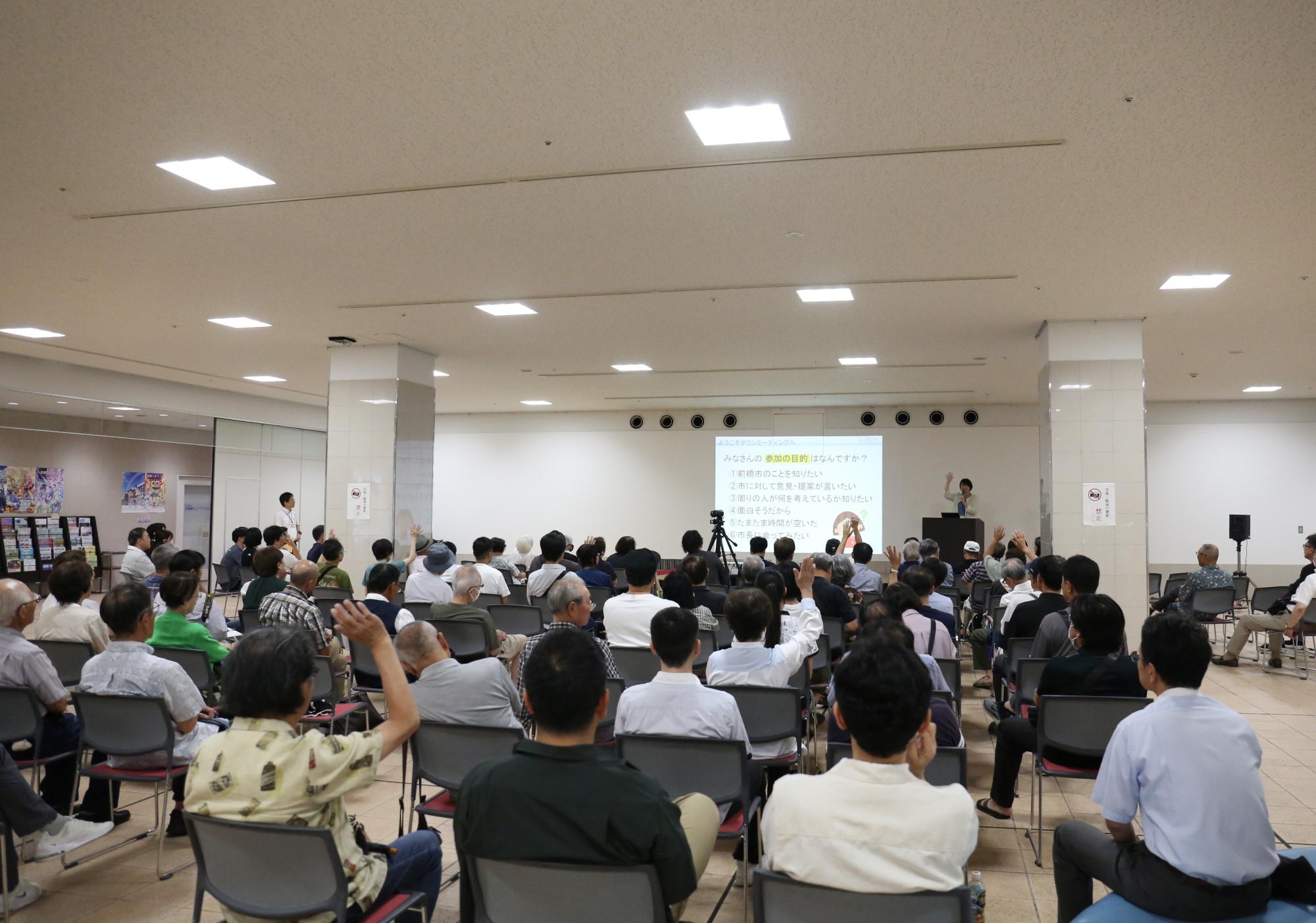 参加者の前で説明する小川市長
