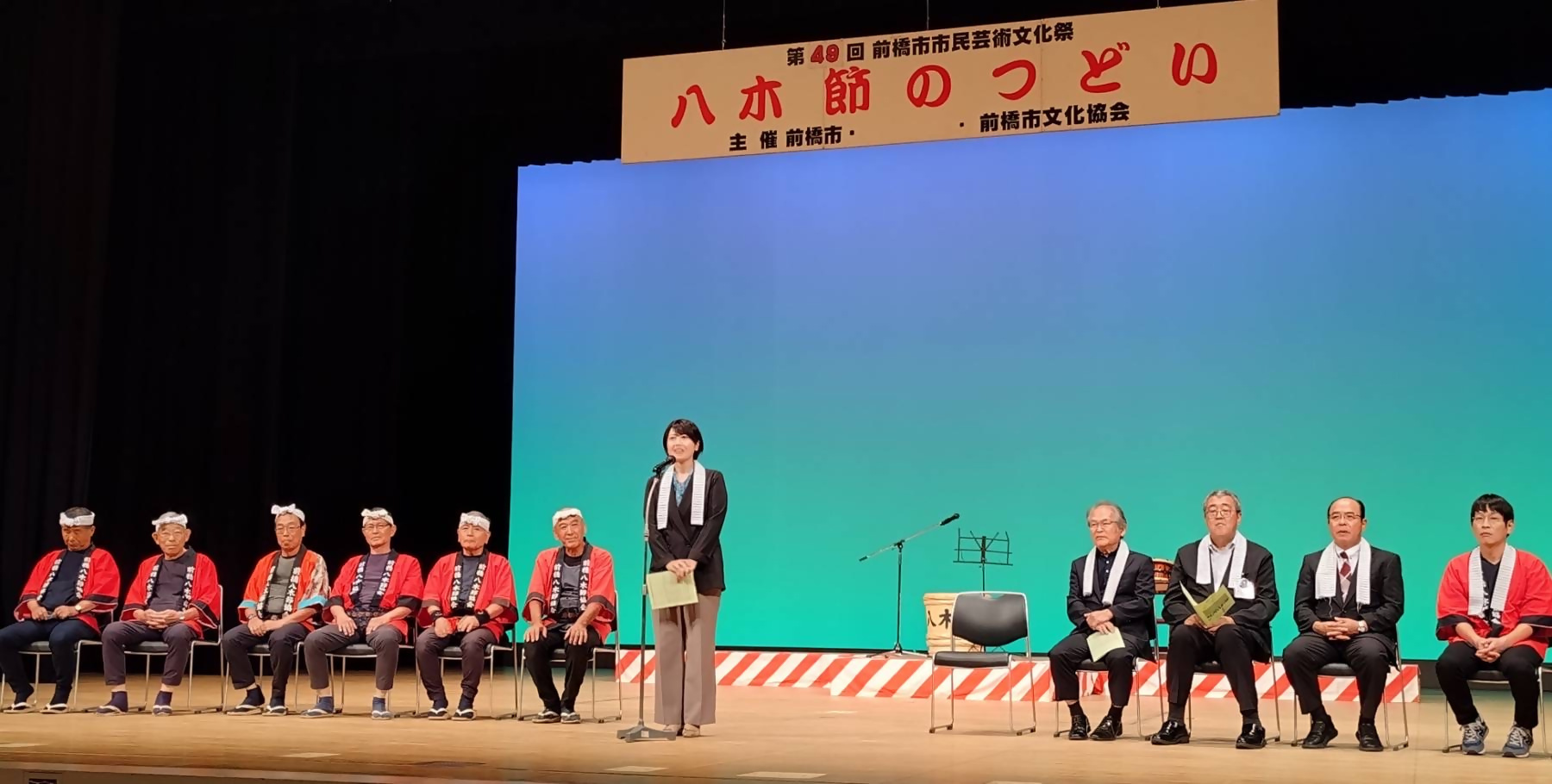 ステージ上であいさつする小川市長