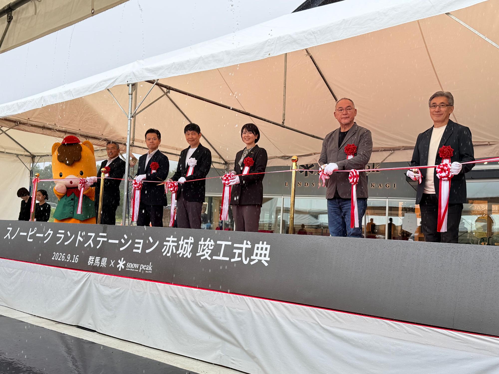関係者とテープカットをする小川市長