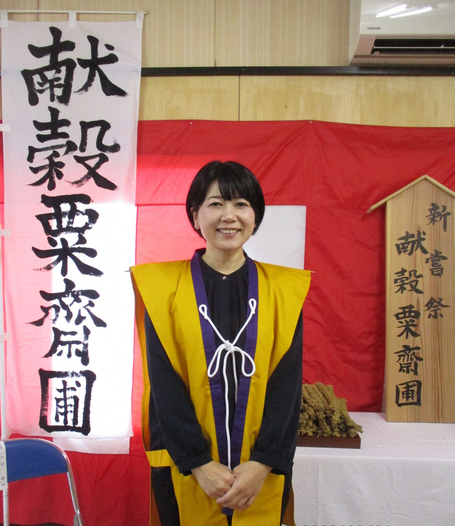 衣装を着用する小川市長