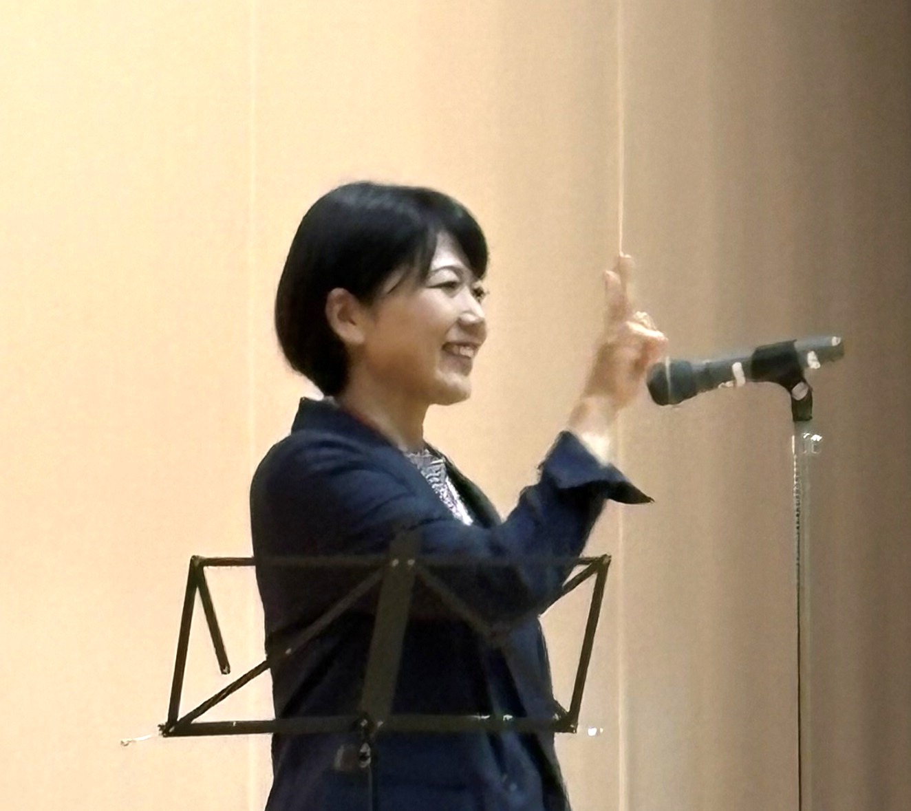 ステージ上で手話をする小川市長
