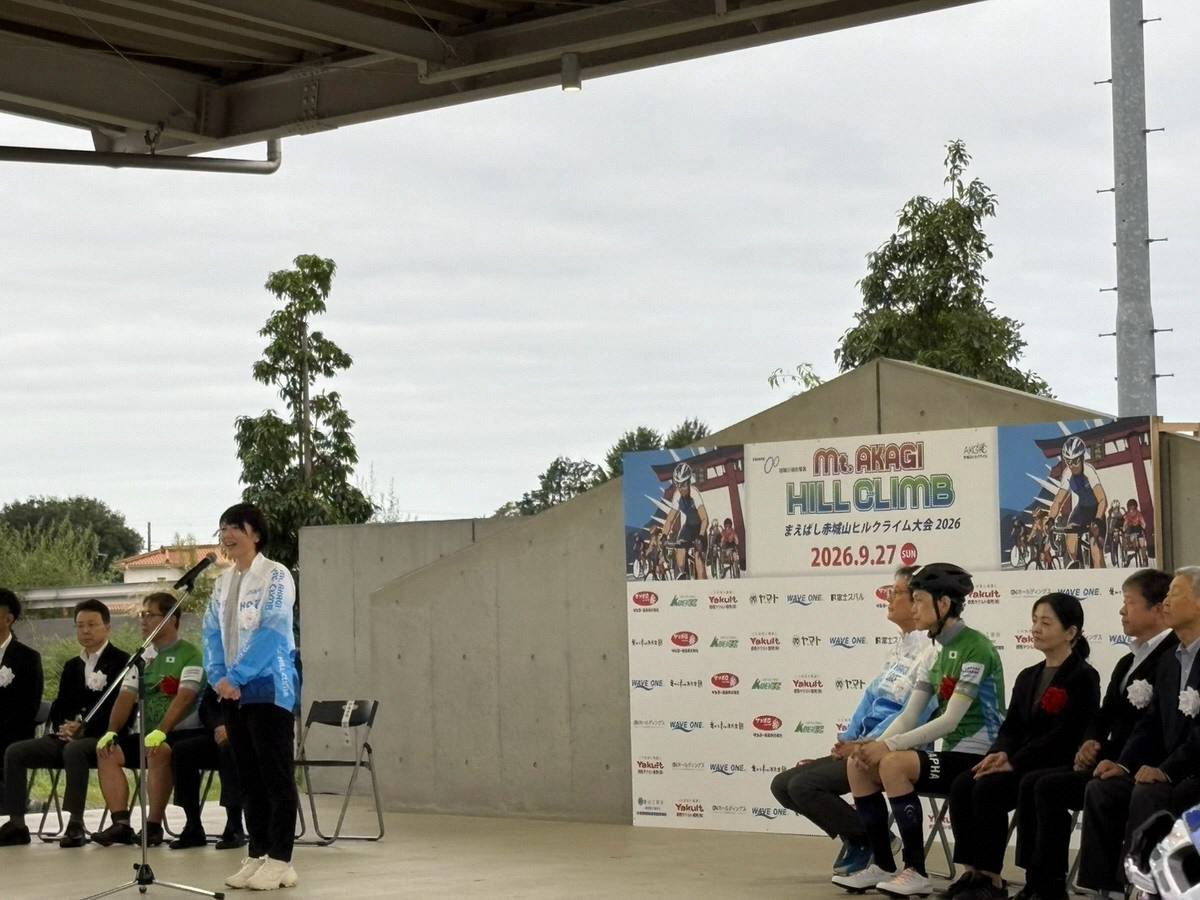 ステージ上であいさつする小川市長