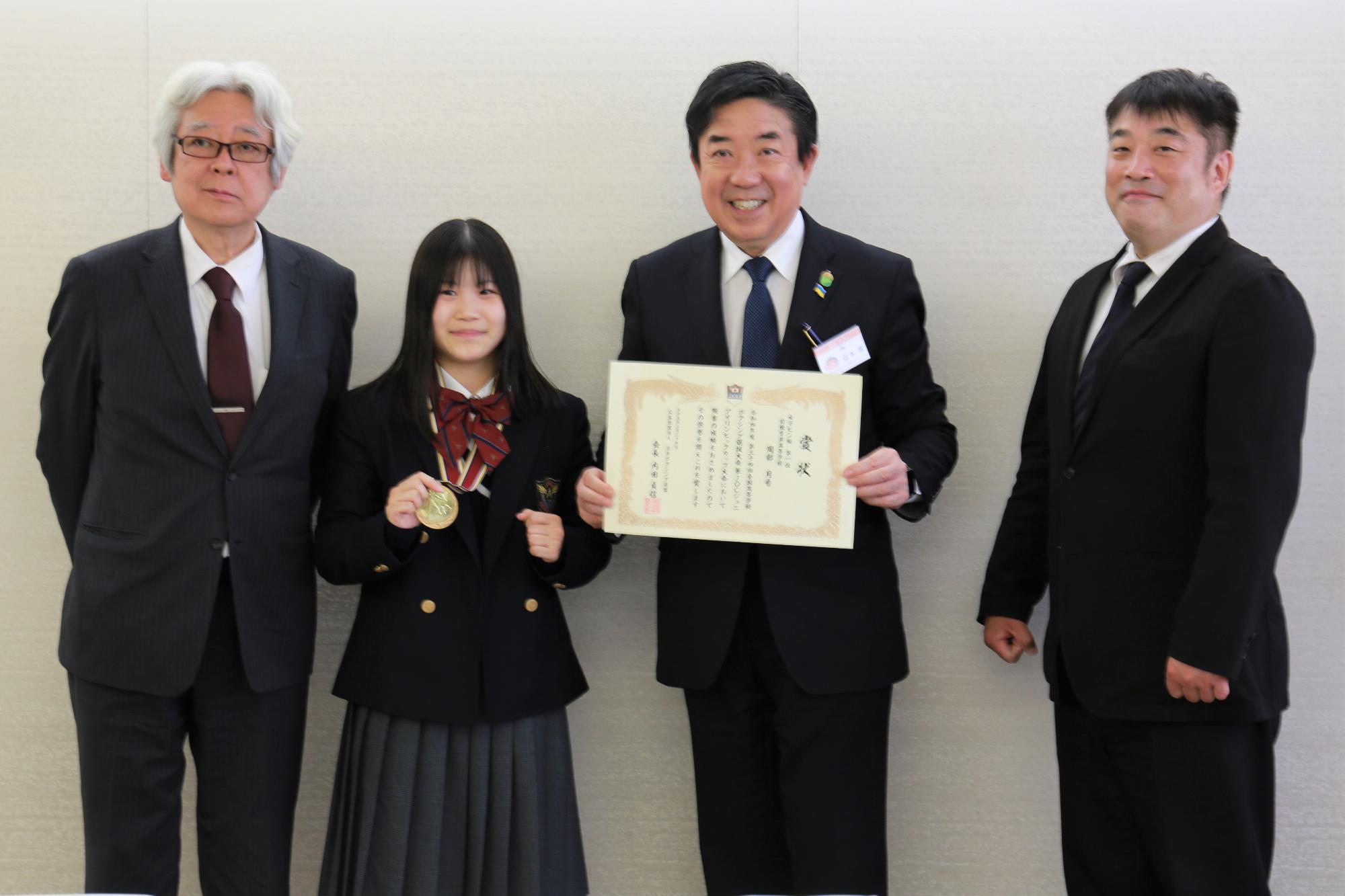岡部さん及び高校教諭との集合写真