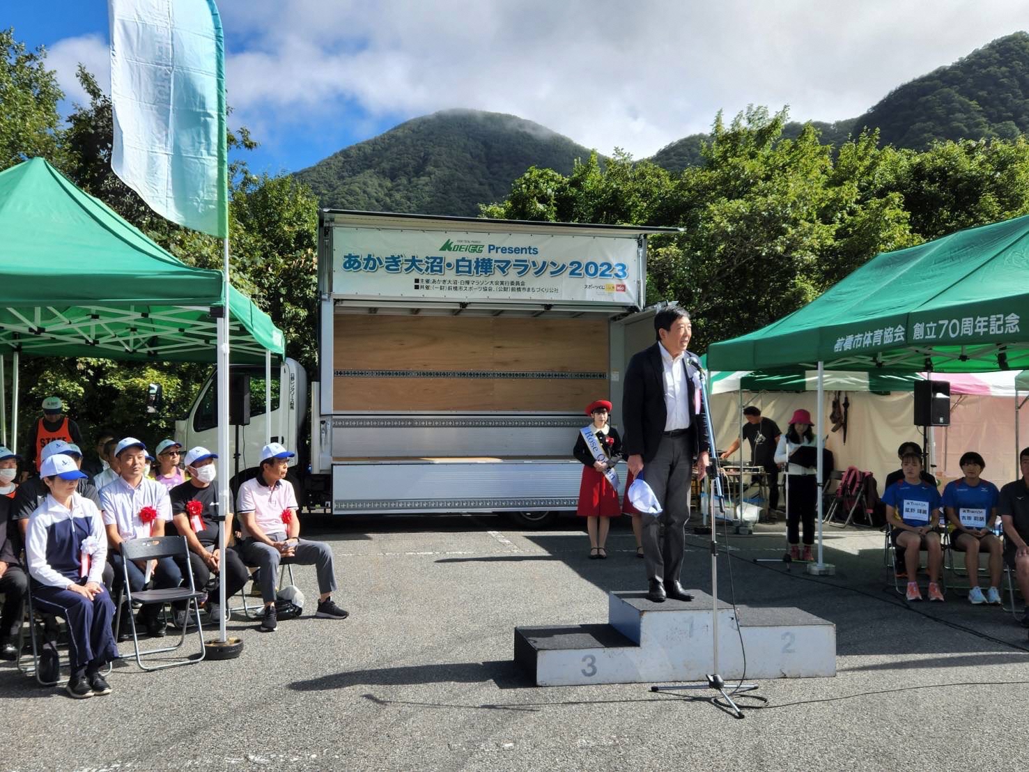 あいさつする山本市長