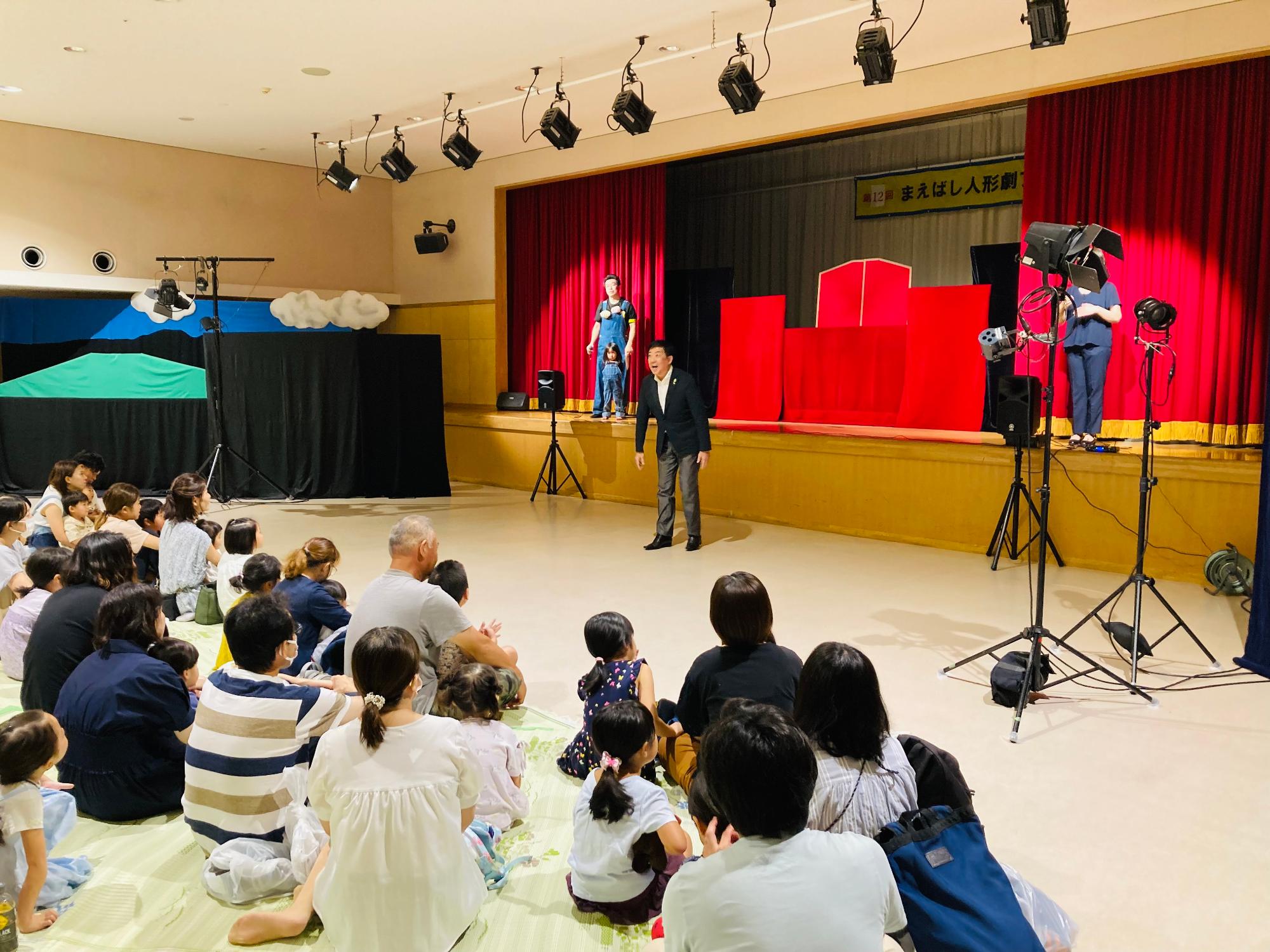 あいさつする山本市長