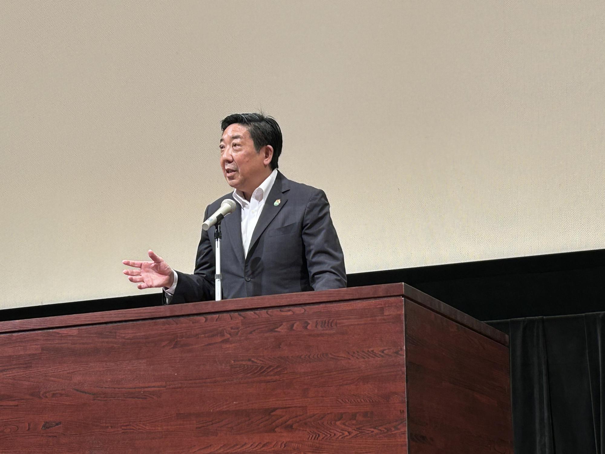 あいさつする山本市長