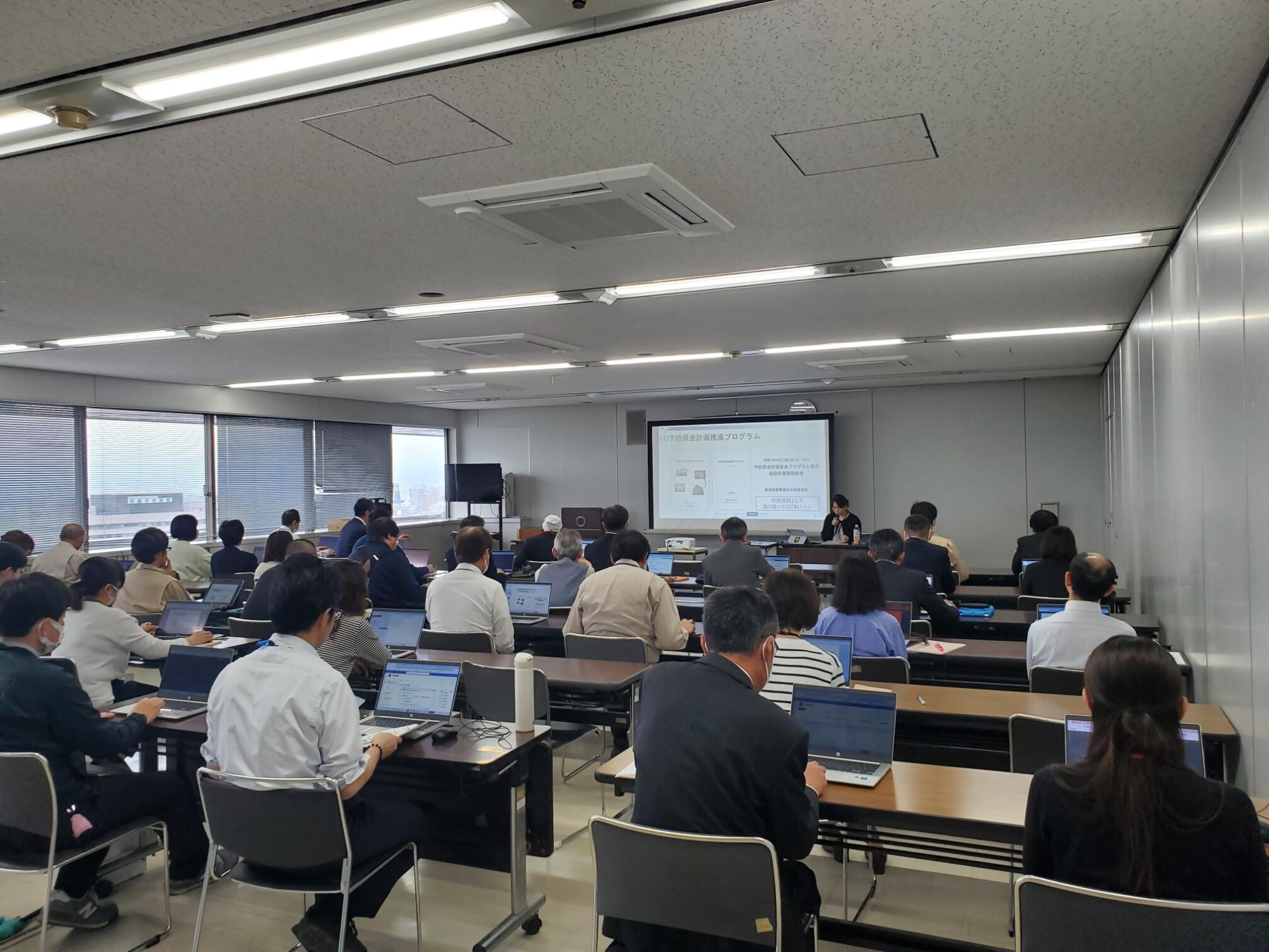 職員が座って話を聞いている様子を撮った写真です。