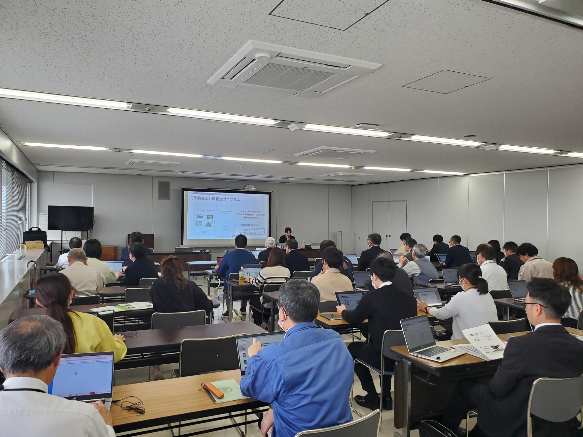 職員が座って話を聞いている様子の写真です。