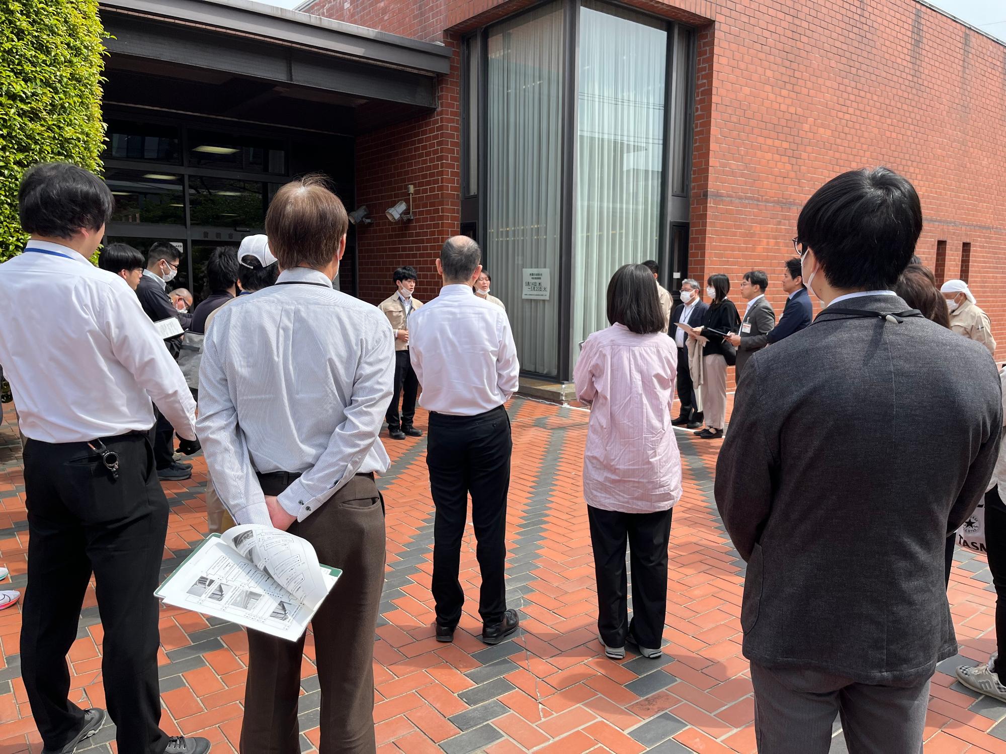 建物の点検箇所や点検方法を確認している写真