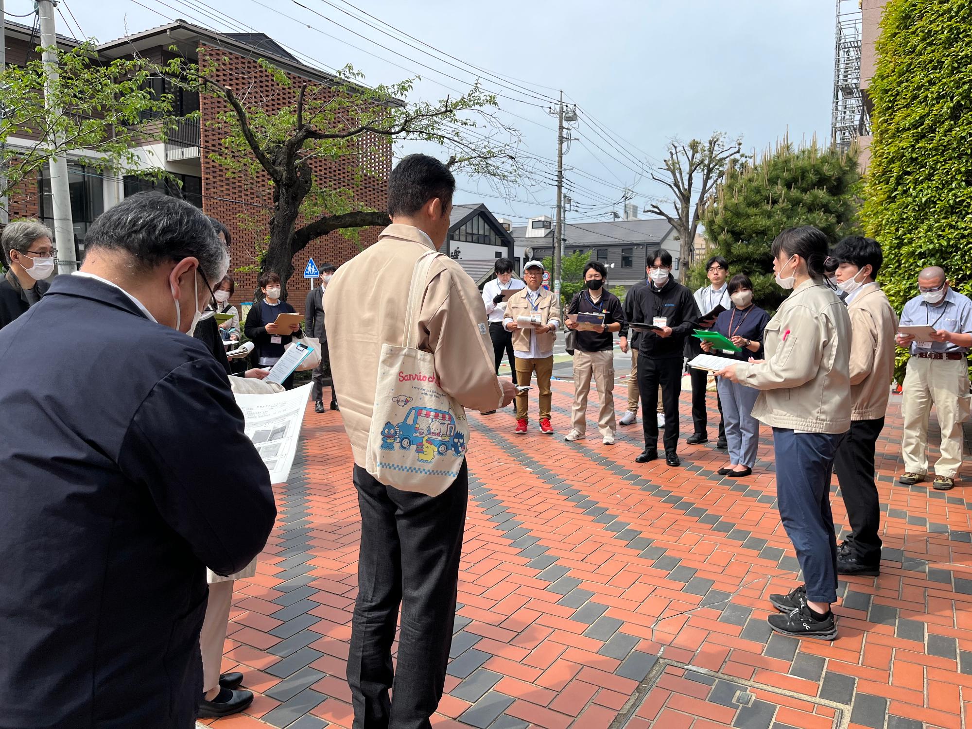 点検目的の説明を行っている写真