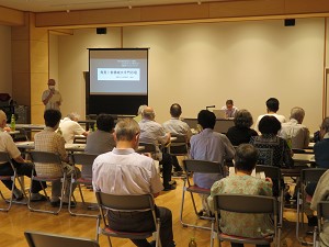 講演前に挨拶する協議会長