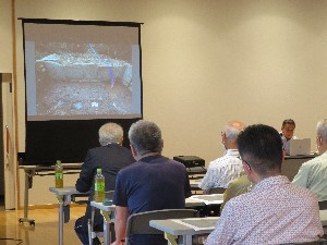 発見時の様子を説明する講師