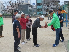 優勝カップを受け取る本町一丁目Aチーム