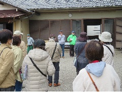 ゴールの厳島神社で挨拶する協議会長