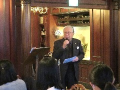 開会にあたり挨拶する協議会長