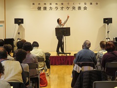 振り付きで熱唱する参加者