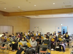 参加者全員で合唱する様子