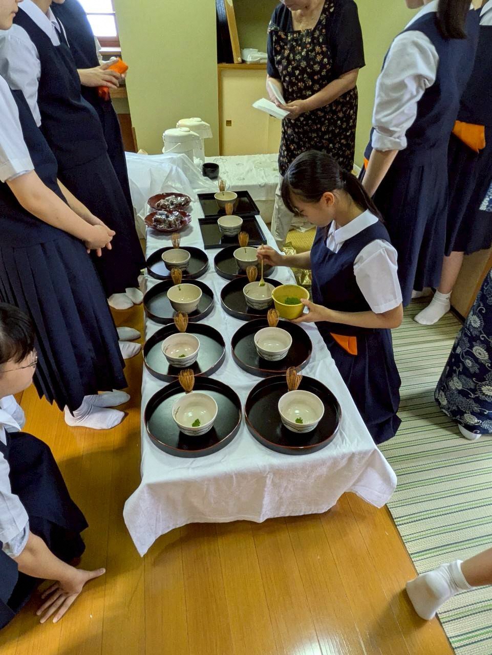 準備をする第五中茶道部の生徒たち