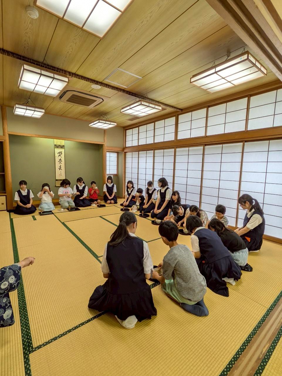 小学生に茶道の作法を教えている様子