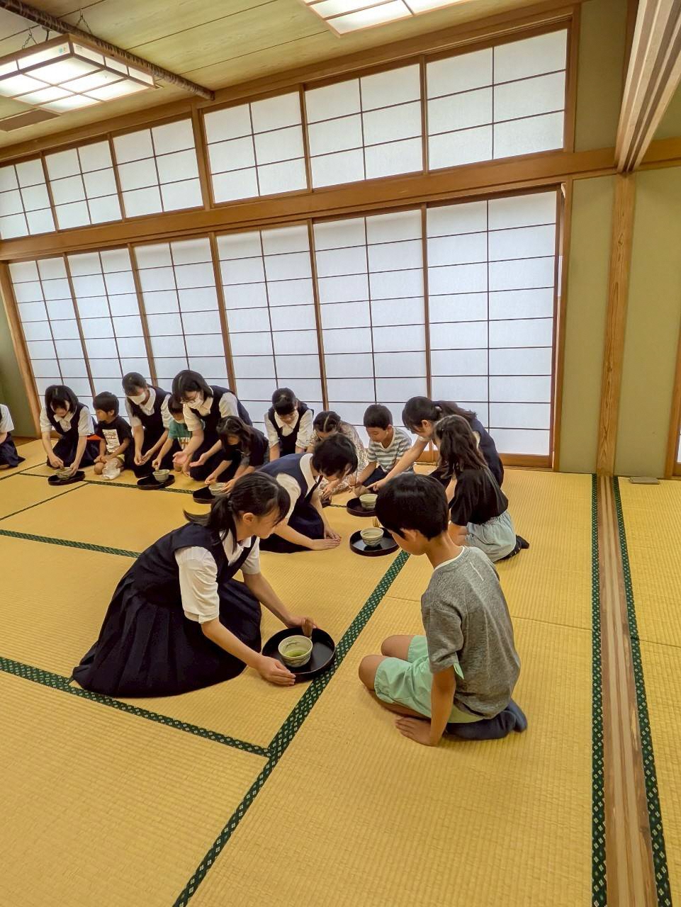 抹茶の飲み方を教えている様子