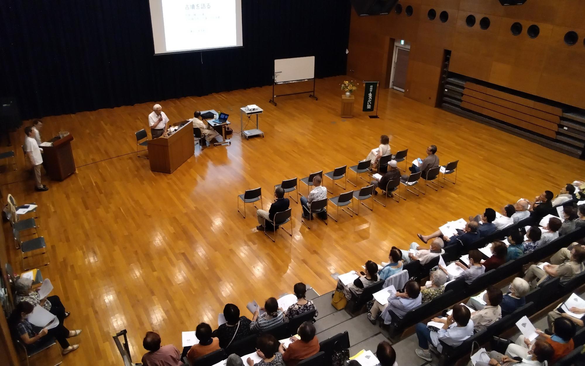 講演を聴く会場の様子