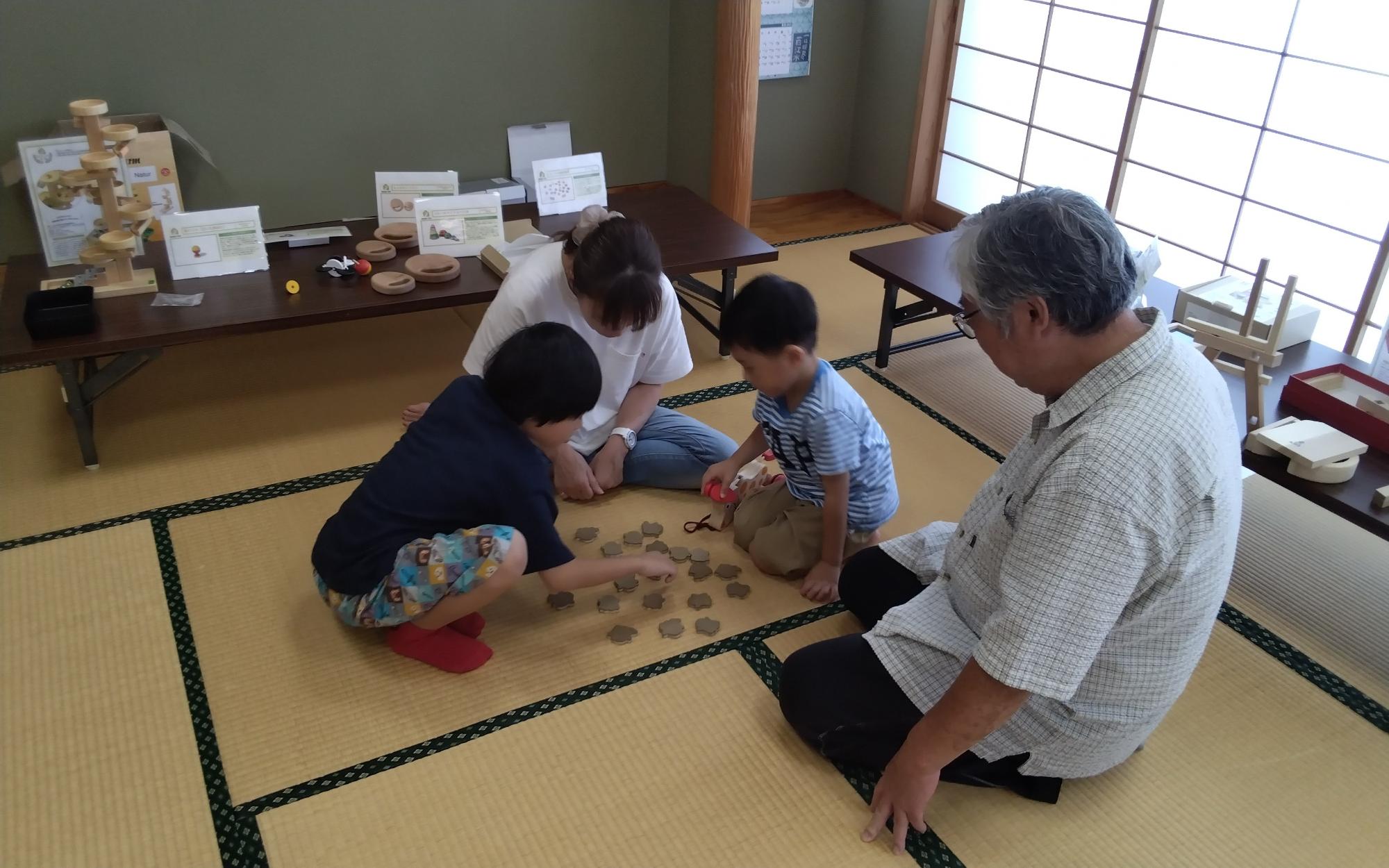 おもちゃで遊ぶ親子の様子