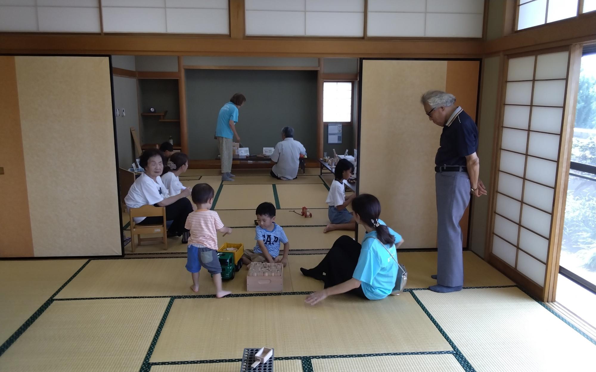 おもちゃの広場の会場の様子01