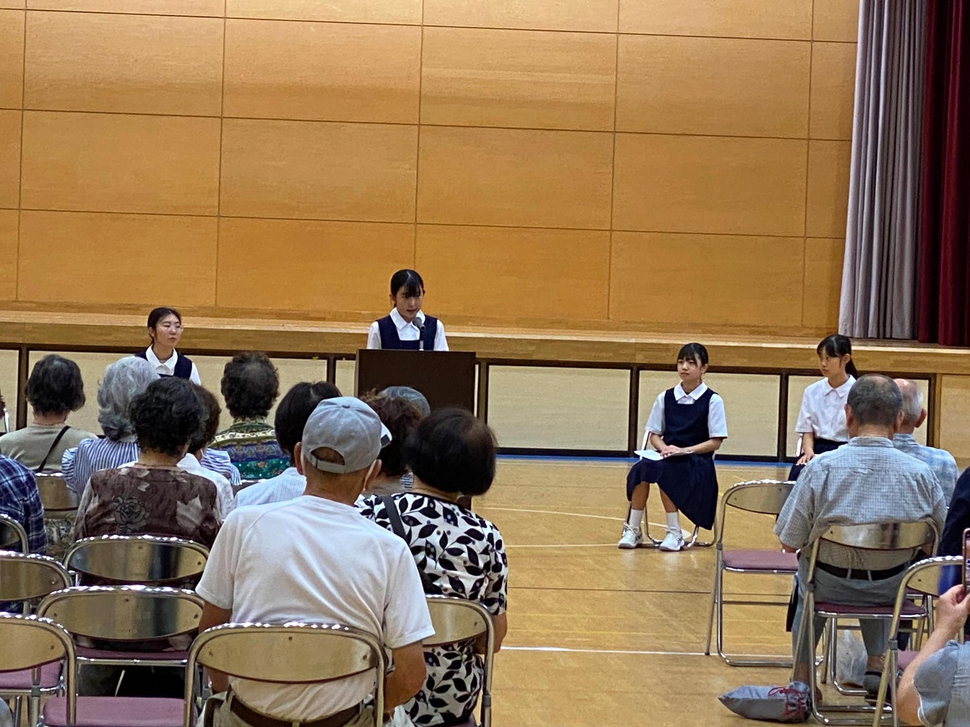 少年の主張代表生徒4人による発表の様子