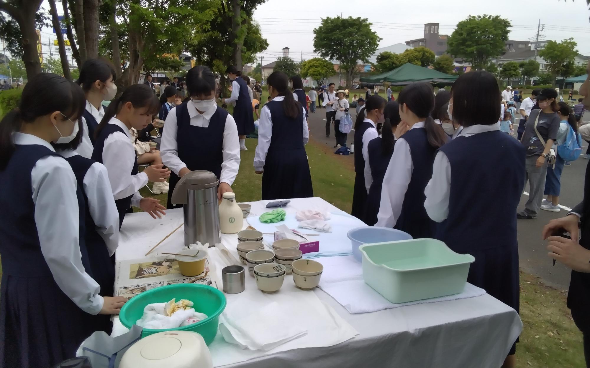 五中茶道部の野点の様子