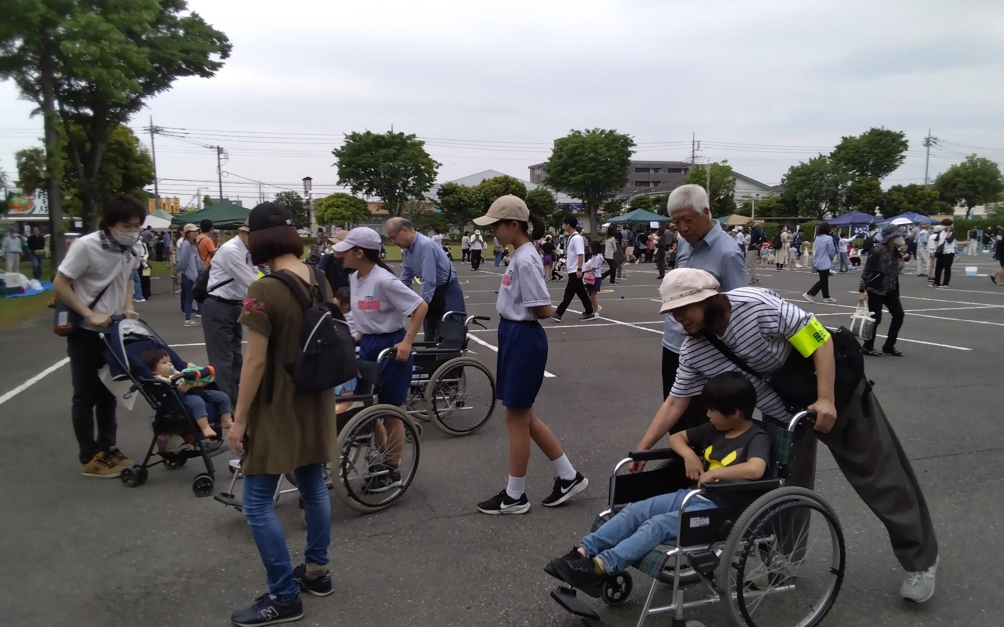 車いす体験をする子ども達