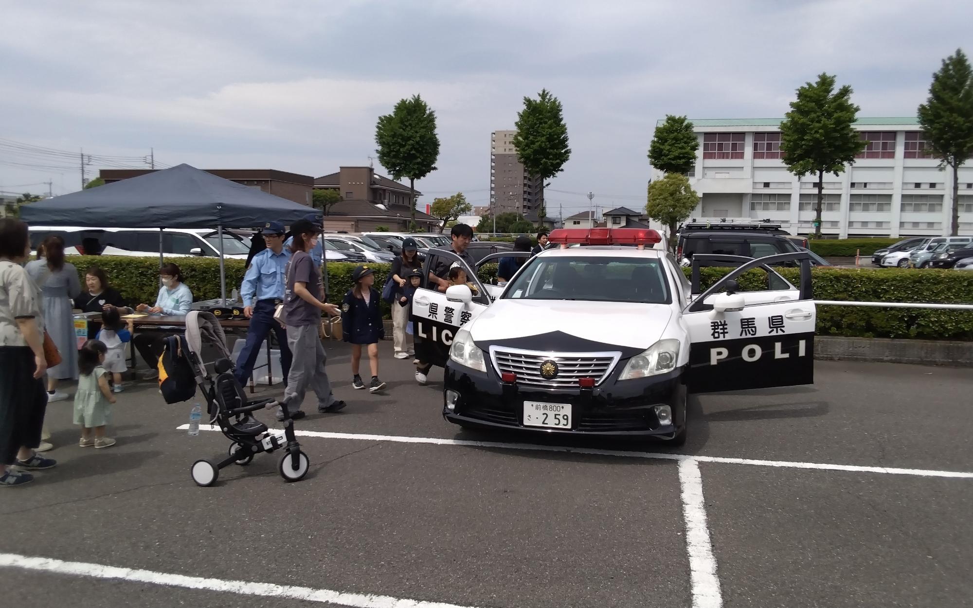 警察コーナーでパトカーに乗る参加者