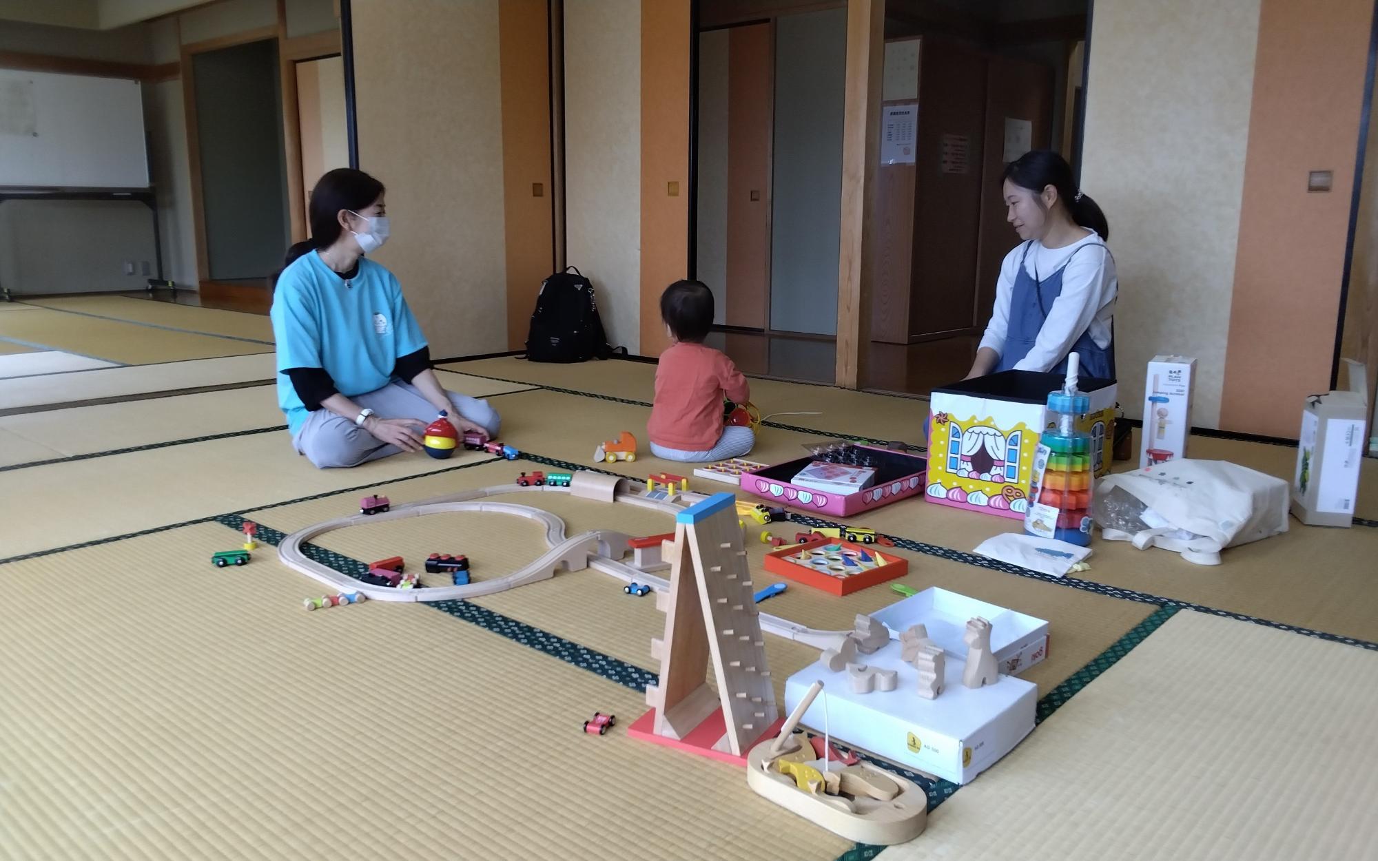 おかあさんやスタッフと遊ぶ様子