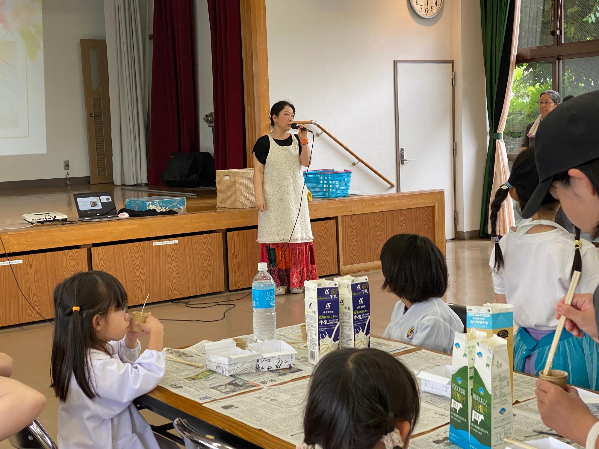 説明する講師
