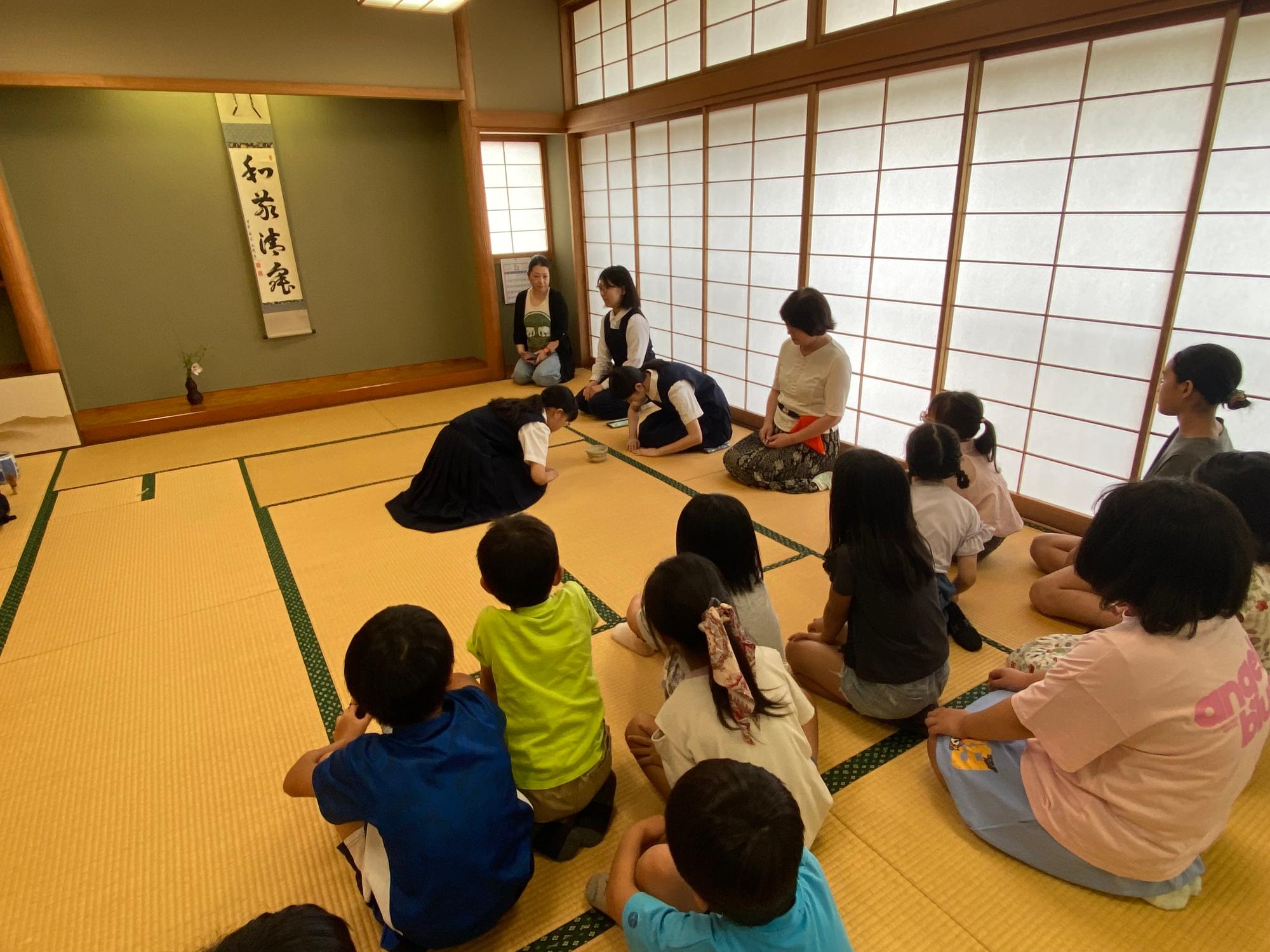 茶道の作法を見る参加者