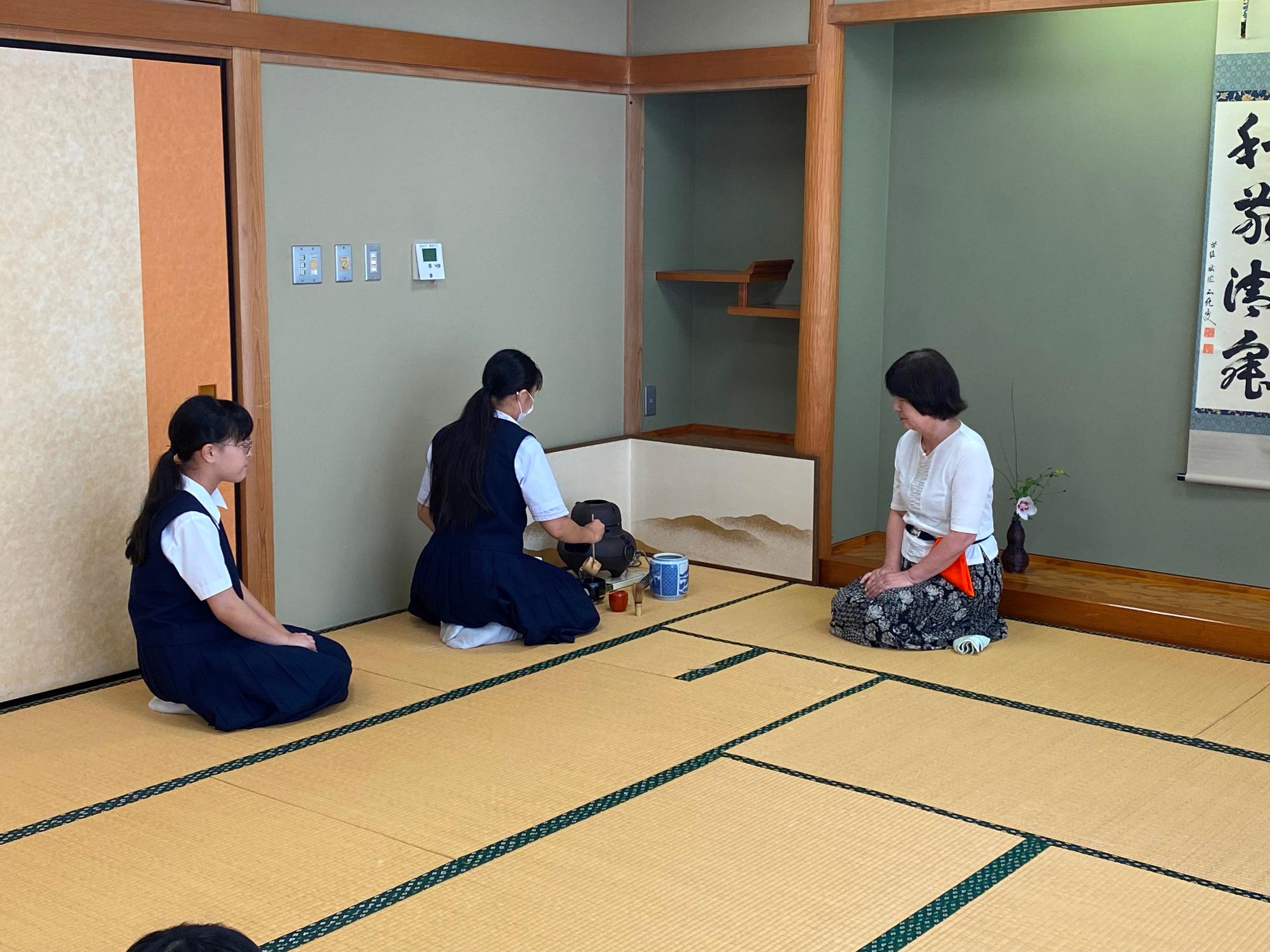 お茶を入れる茶道部の生徒
