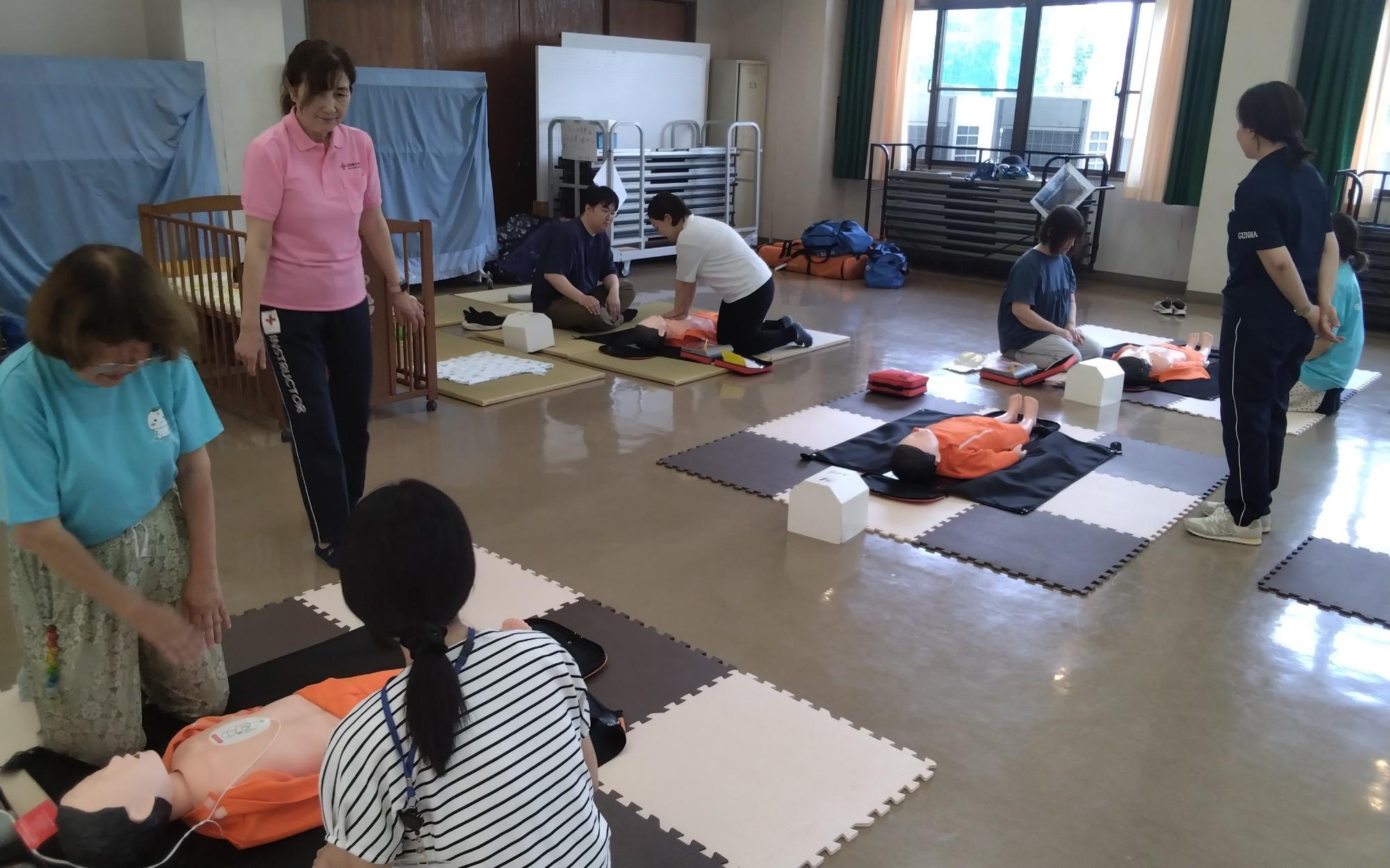 AEDを使い方を学ぶ様子